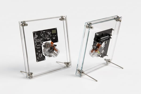 🎼 MusicFrame — a living art CD player with transparent frame, album display, Hi-Fi audio, Bluetooth & AUX, anti-shock playback, and wall/desktop mounting.